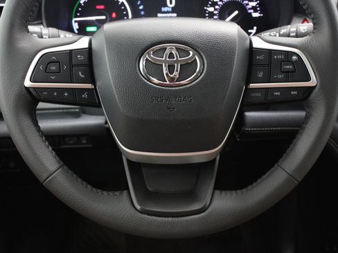 Used 2026 Toyota Sienna XLE FWD image 24