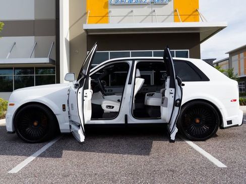 Used 2023 Rolls-Royce Cullinan w/ Cullinan Package image 23