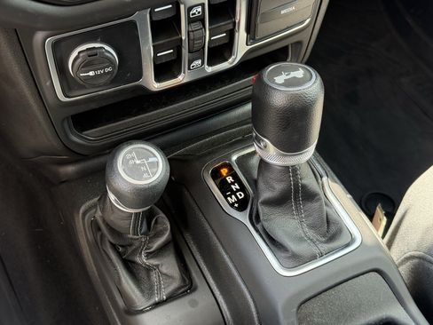 Used 2025 Jeep Wrangler Unlimited Sahara AWD/4WD image 24