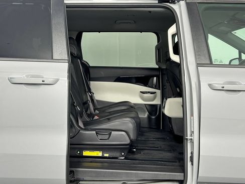 Used 2024 Kia Carnival EX FWD image 11