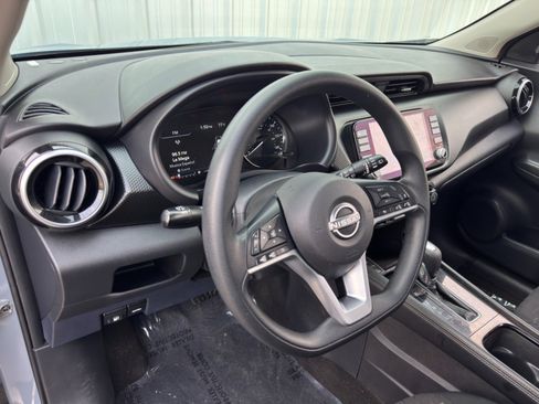 Used 2022 Nissan Kicks SV image 11