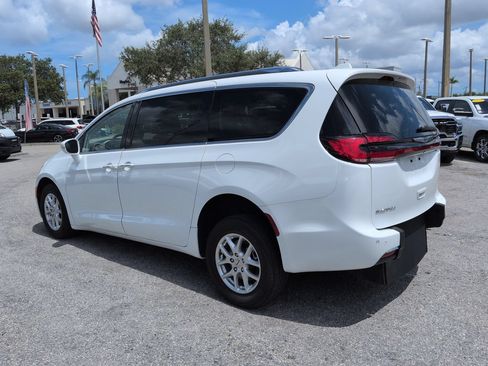 Used 2021 Chrysler Pacifica Touring-L FWD image 7