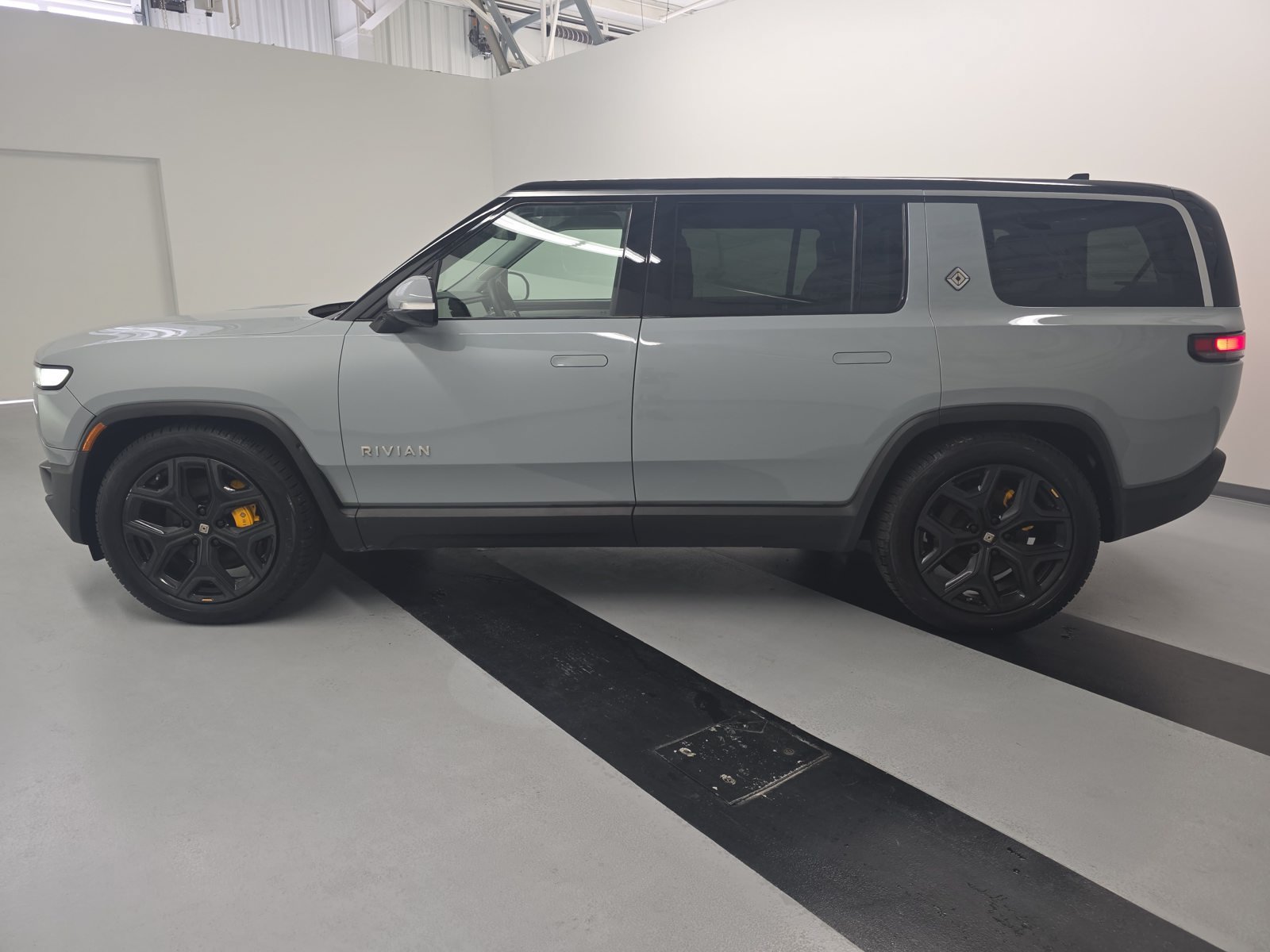 Used 2023 Rivian R1S Adventure Quad AWD/4WD image 2