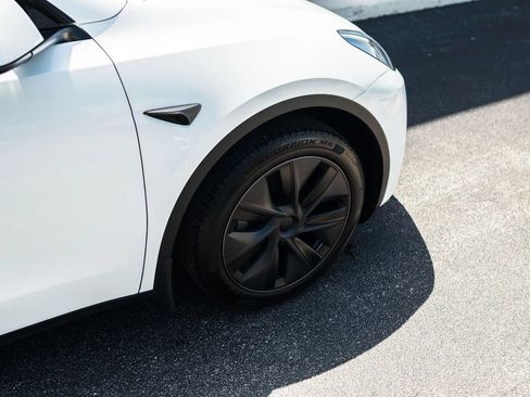 Used 2024 Tesla Model Y 2WD image 3