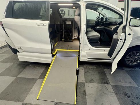 Used 2022 Toyota Sienna LE image 3