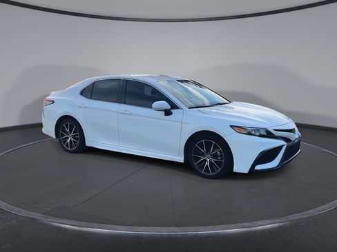 Used 2023 Toyota Camry SE FWD image 2