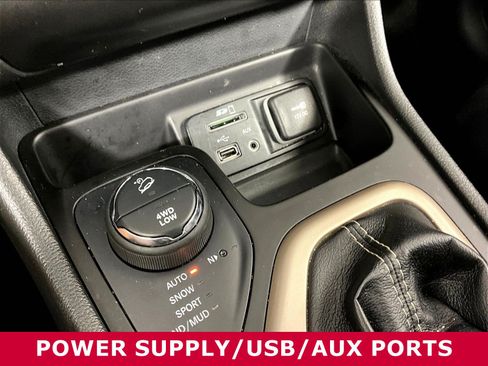 Used 2015 Jeep Cherokee Limited w/ Luxury Group AWD/4WD image 14