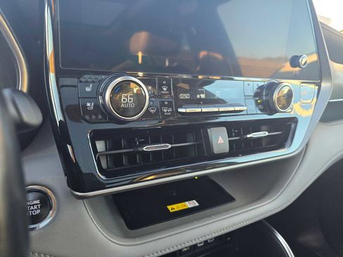 Used 2023 Toyota Highlander Platinum image 32
