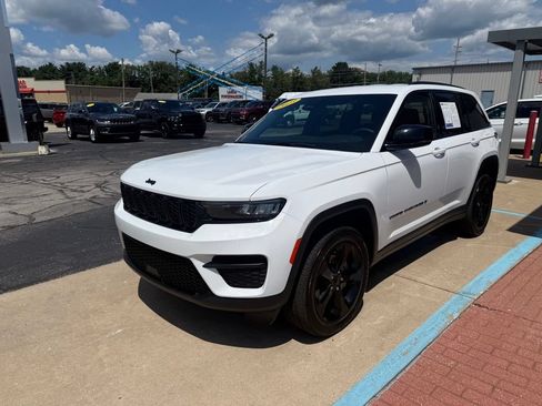 Used 2023 Jeep Grand Cherokee Altitude AWD/4WD image 38