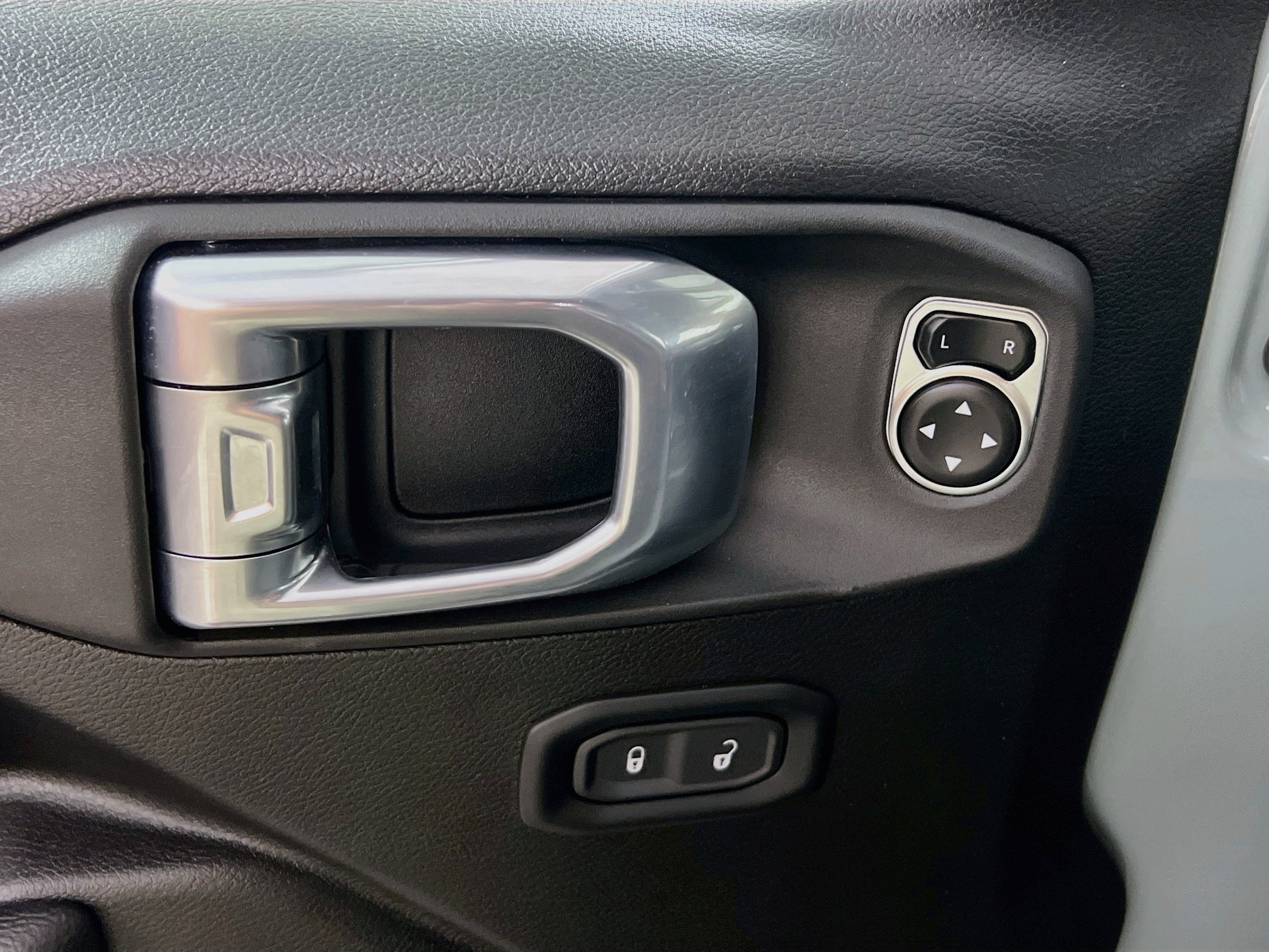 Used 2024 Jeep Wrangler Unlimited AWD/4WD image 15