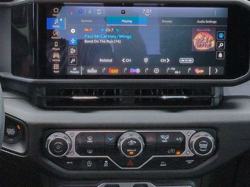 Used 2025 Jeep Gladiator Mojave AWD/4WD image 18