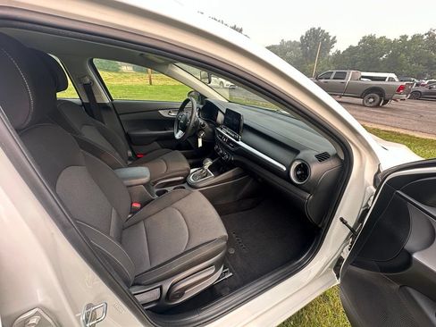 Used 2022 Kia Forte LXS FWD image 12