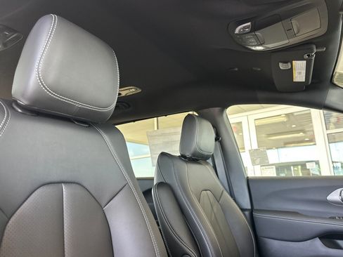New 2025 Chrysler Pacifica Select image 15
