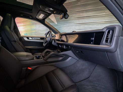 Certified 2024 Porsche Cayenne AWD/4WD image 25