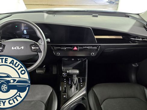 Used 2023 Kia Niro SX image 26
