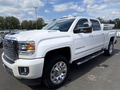 Used 2018 GMC Sierra 2500 Denali w/ Duramax Plus Package AWD/4WD image 7