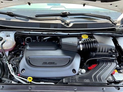 Used 2024 Chrysler Pacifica Touring-L FWD image 33