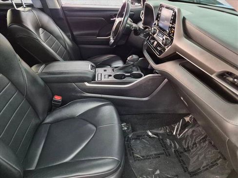 Used 2022 Toyota Highlander XLE FWD image 29