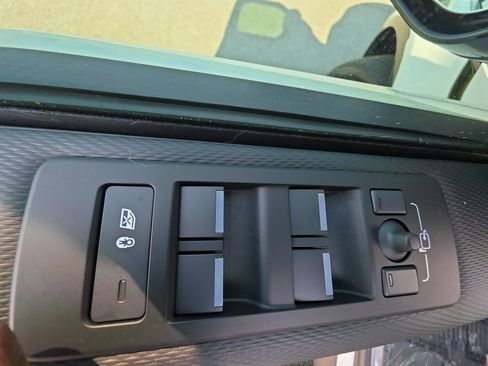Certified 2025 Land Rover Discovery Dynamic SE AWD/4WD image 28