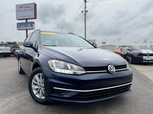 Used 2018 Volkswagen Golf S image 1