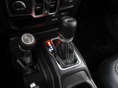 Used 2019 Jeep Wrangler Unlimited Sahara w/ Dual Top Group AWD/4WD image 23