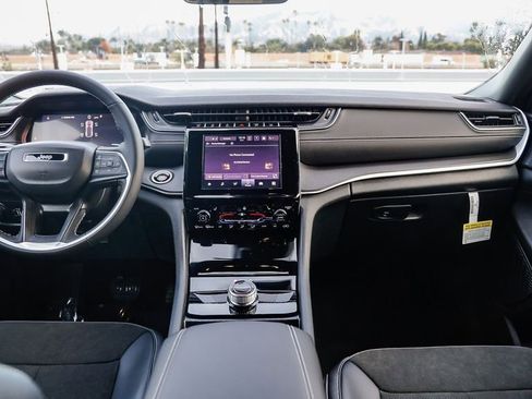 New 2025 Jeep Grand Cherokee Altitude image 13