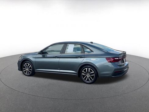 Used 2025 Volkswagen Jetta SE image 16