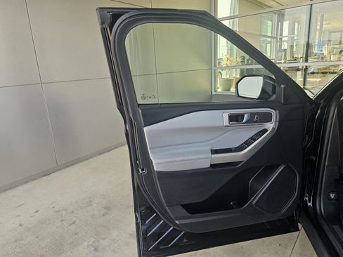 Used 2022 Ford Explorer XLT w/ Equipment Group 202A image 18