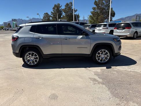 Used 2023 Jeep Compass Latitude w/ Sun and Sound Group AWD/4WD image 4