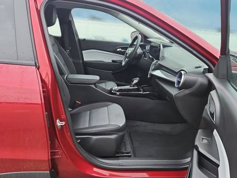 Used 2025 Chevrolet Trax LT w/ LT Convenience Package image 14