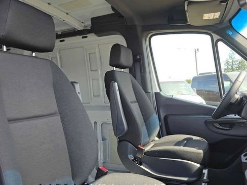 Used 2025 Mercedes-Benz Sprinter 2500 image 13