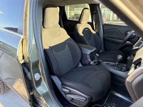 Used 2019 Jeep Cherokee Latitude w/ Popular Appearance Group image 14