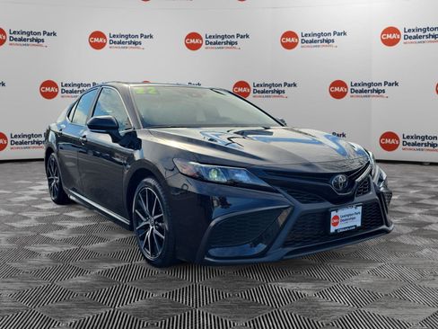 Used 2022 Toyota Camry SE image 1
