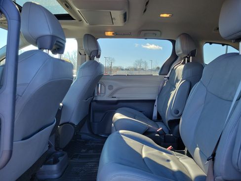 Used 2024 Toyota Sienna Limited image 11