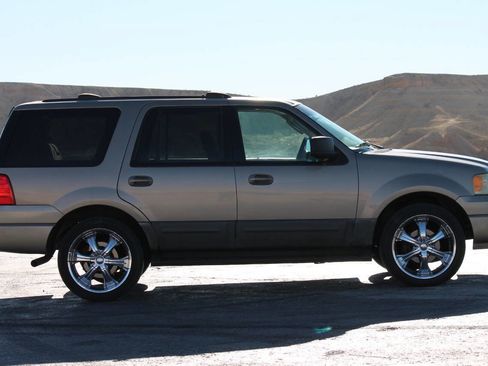 Used 2003 Ford Expedition XLT image 8