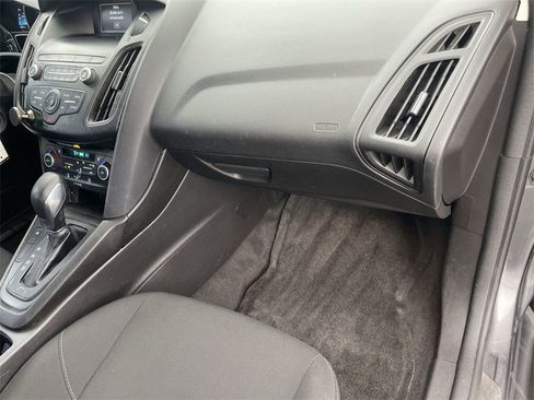 Used 2018 Ford Focus SE w/ SE Appearance Package image 31