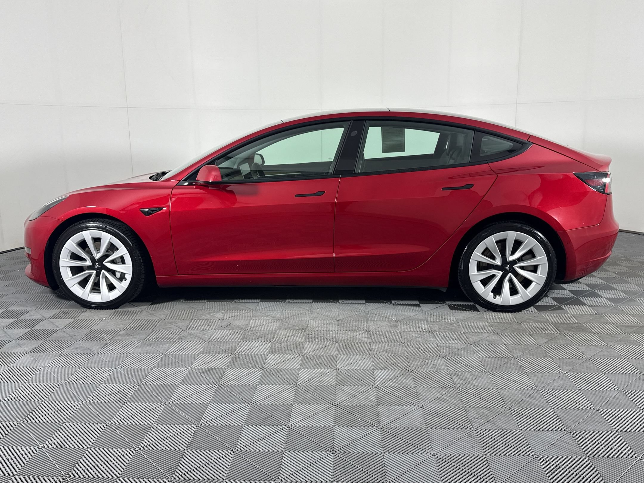 Used 2023 Tesla Model 3 Standard Range RWD image 2