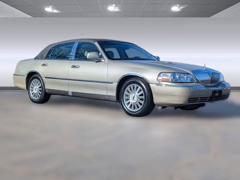 Used 2004 Lincoln Town Car Signature image 7