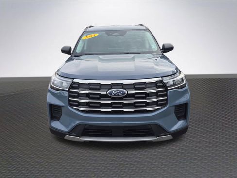 Used 2025 Ford Explorer Active image 3