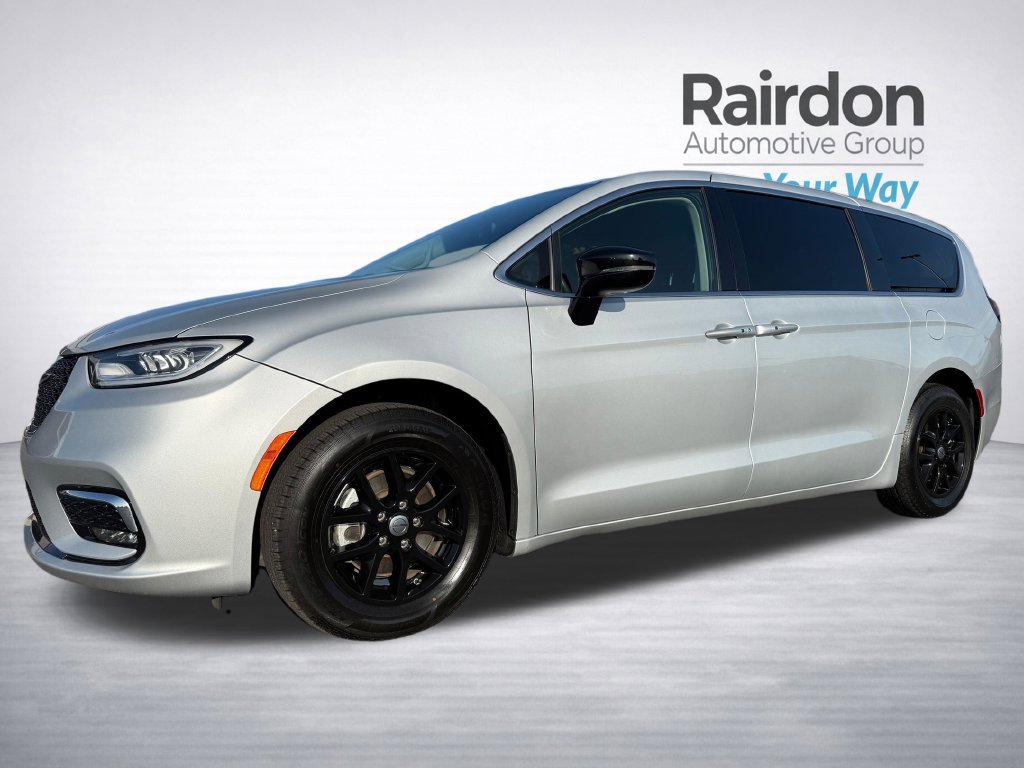 Used 2024 Chrysler Pacifica Touring-L FWD image 3