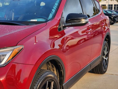 Used 2018 Toyota RAV4 SE image 8