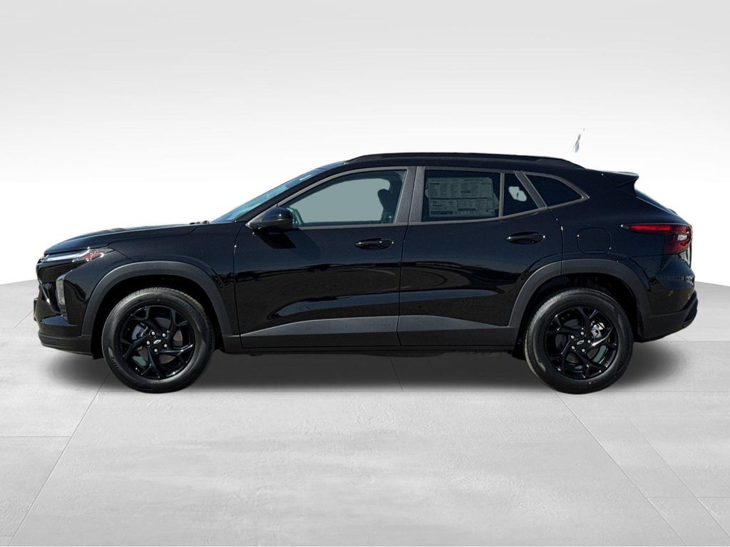 New 2026 Chevrolet Trax LT w/ Midnight Edition FWD image 2