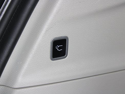 Used 2024 Chrysler Pacifica Touring-L image 14
