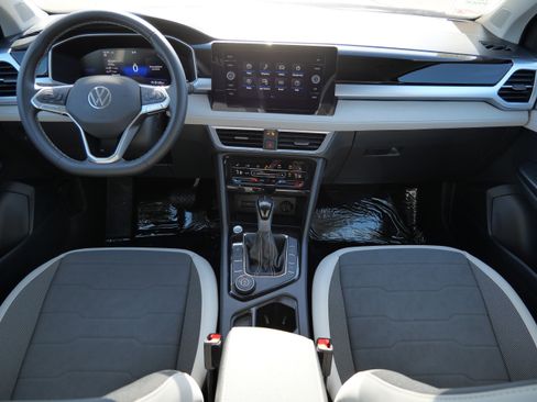Certified 2025 Volkswagen Taos SE image 10