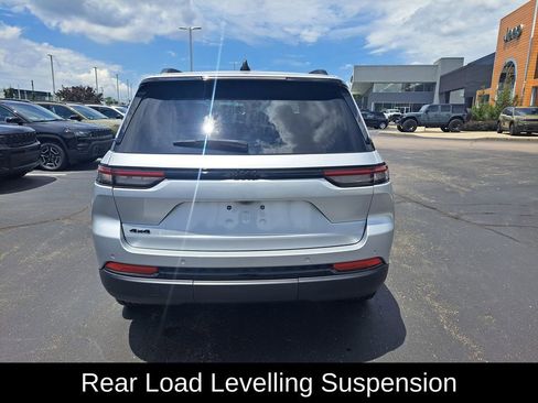 Used 2024 Jeep Grand Cherokee Altitude AWD/4WD image 4