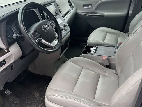 Used 2017 Toyota Sienna XLE w/ XLE Navigation Package image 11