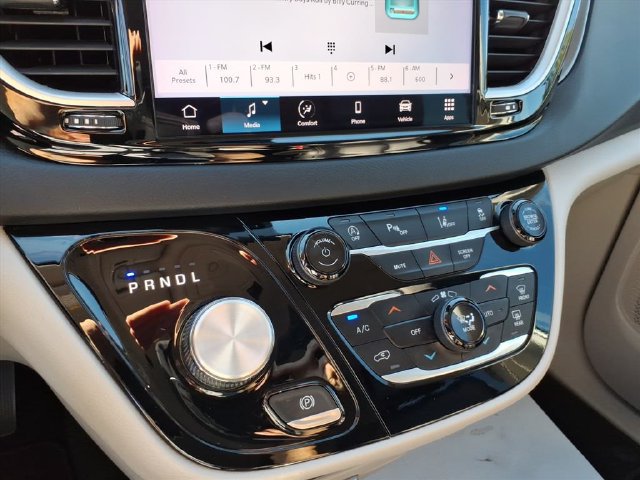 Used 2024 Chrysler Pacifica Touring-L FWD image 23