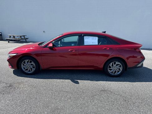 Used 2024 Hyundai Elantra Blue FWD image 4