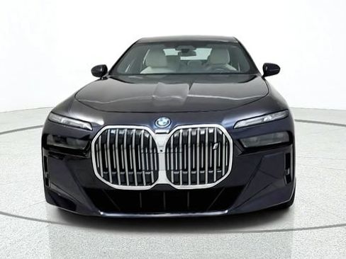 Used 2025 BMW i7 xDrive60 AWD/4WD image 3
