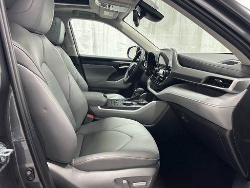 Used 2025 Toyota Highlander XLE image 64
